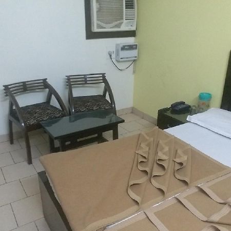 Hotel Shreeram Deluxe Ню Делхи Екстериор снимка