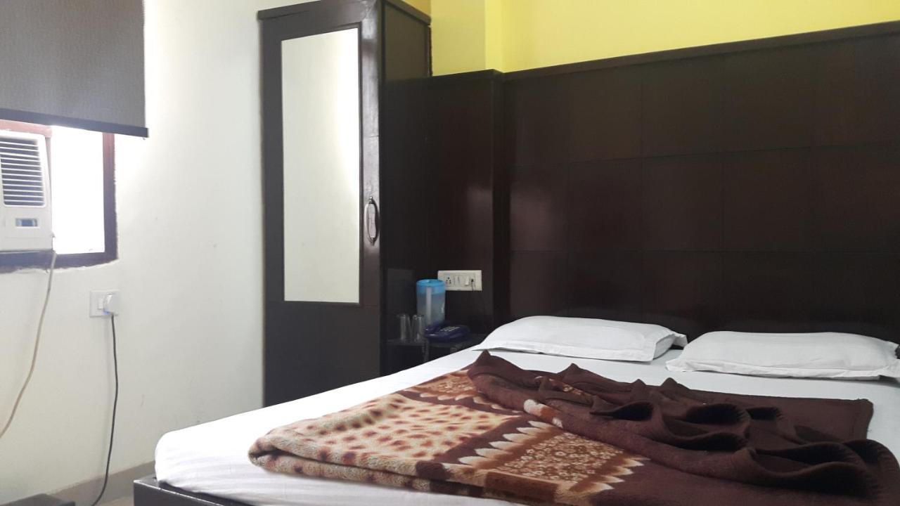 Hotel Shreeram Deluxe Ню Делхи Екстериор снимка