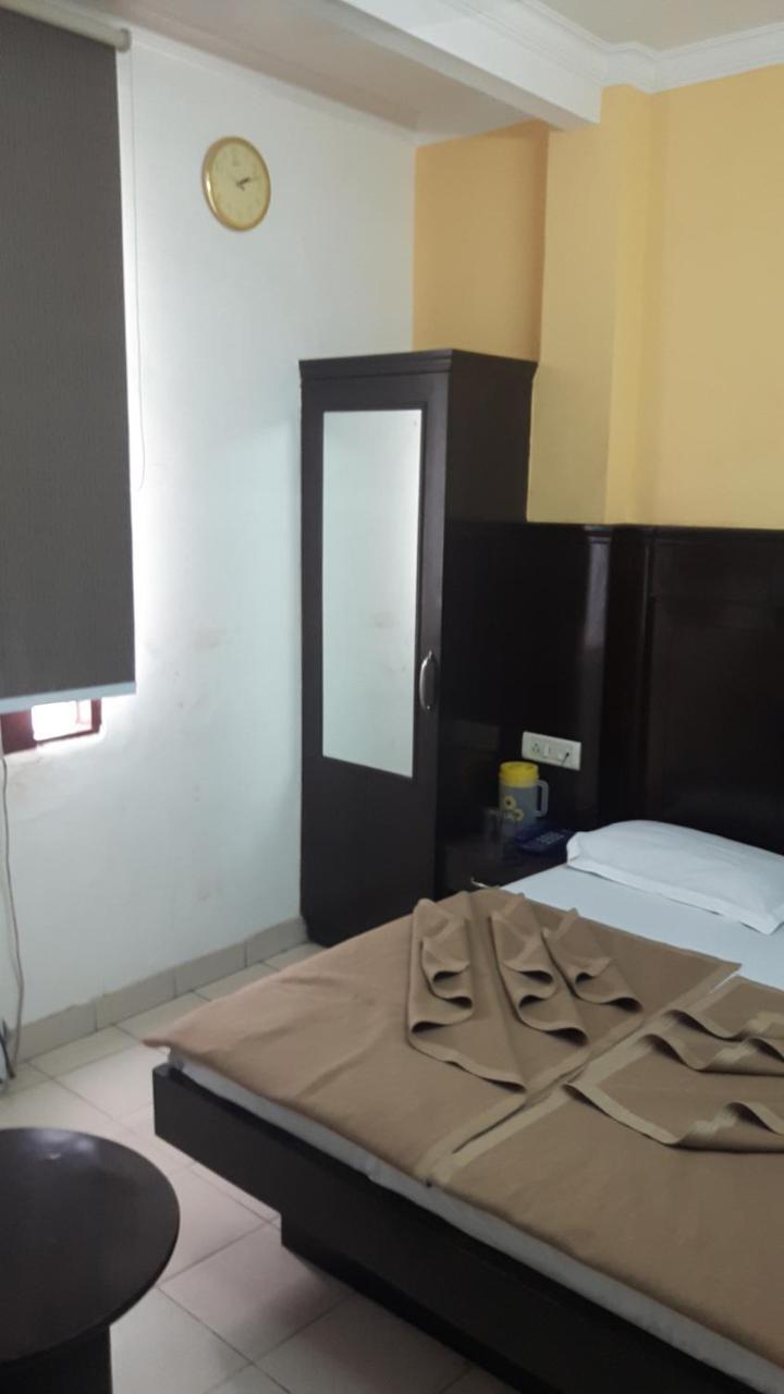 Hotel Shreeram Deluxe Ню Делхи Екстериор снимка